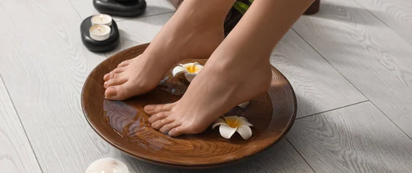 Young Woman Undergoing Spa Pedicure Treatment Beauty Salon — Stock Photo, Image