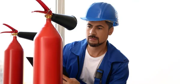 Fire Safety Specialist Inspecting Extinguisher Premises — Foto de Stock