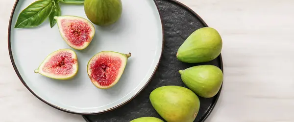 Plates Fresh Green Figs Light Background Top View — Stock Photo, Image