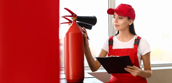 Fire Safety Specialist Inspecting Extinguisher Premises — Stockfoto