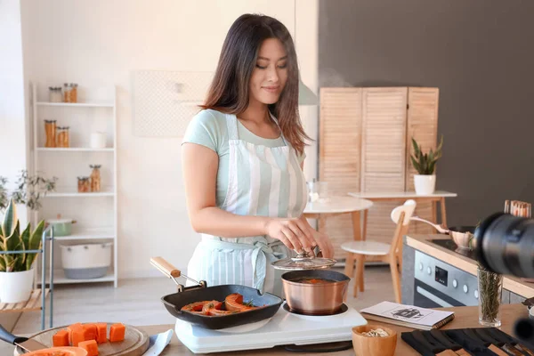 Young Asian Woman Boiling Pumpkin While Recording Video Class Kitchen — 스톡 사진