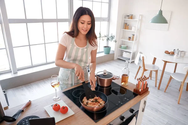 Young Asian Woman Frying Rice Vegetables While Cooking Video Tutorial — Φωτογραφία Αρχείου