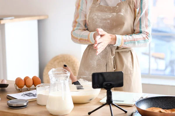 Young Woman Making Dough Pancakes While Video Tutorial Kitchen — Stok fotoğraf