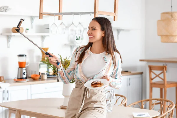 Young Woman Tasty Pancakes Taking Selfie Kitchen — Φωτογραφία Αρχείου
