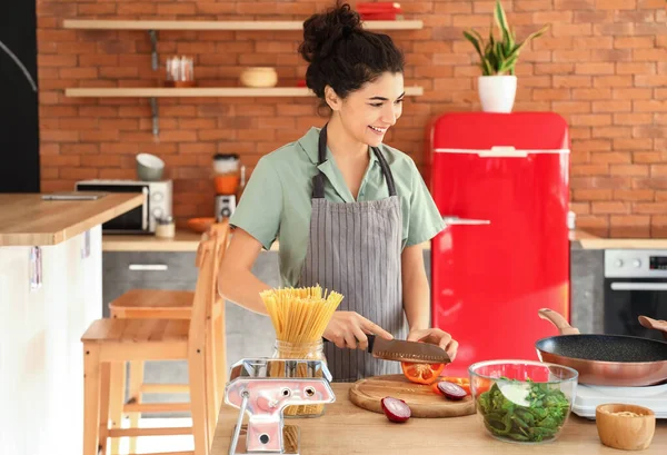 Young Woman Cutting Bell Pepper While Video Tutorial Kitchen — Fotografia de Stock