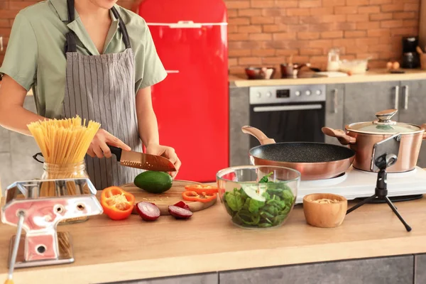 Young Woman Cutting Avocado While Video Tutorial Kitchen — Stok fotoğraf