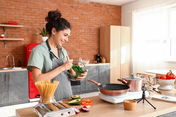 Young Woman Making Salad While Video Tutorial Kitchen — Stok fotoğraf
