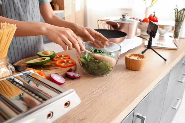 Young Woman Making Salad While Video Tutorial Kitchen Closeup — Stock Photo, Image
