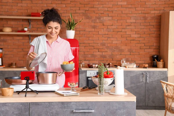 Young Woman Cooking Pasta While Watching Video Tutorial Kitchen — Stock fotografie