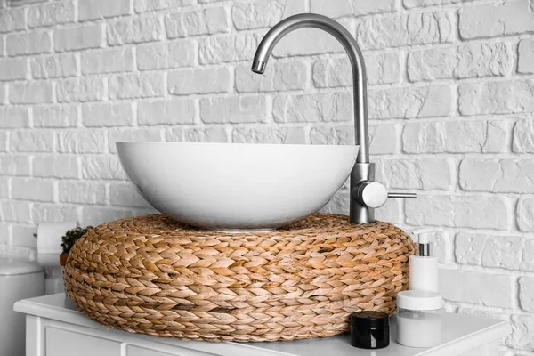 Table Sink Rattan Pouf Cosmetic Products White Brick Wall — 图库照片