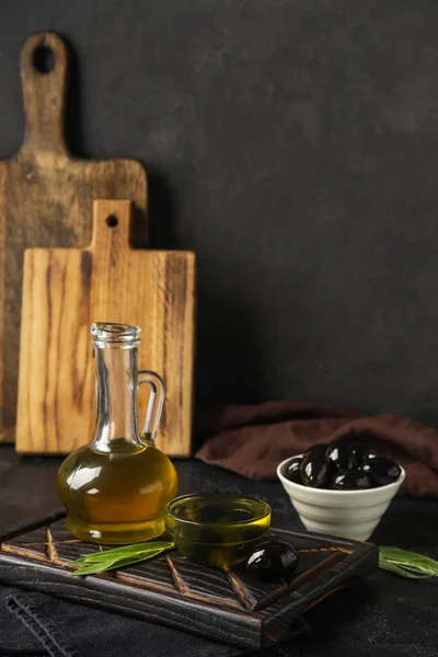 Wooden Board Decanter Oil Olives Dark Background — Stock Photo, Image