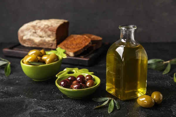 Bottle Fresh Oil Olives Dark Background — Stock Photo, Image