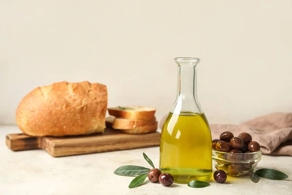 Bottle Fresh Oil Bowl Olives Light Background — Stock Photo, Image