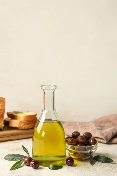 Bottle Fresh Oil Bowl Olives Light Background — Stok Foto