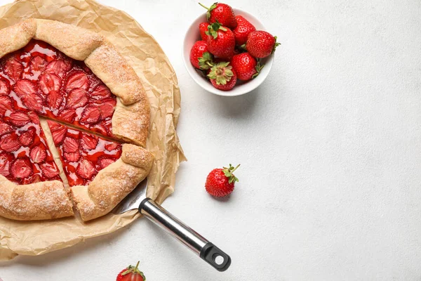 Delicious Strawberry Galette Bowl Fresh Berries Light Background — Photo