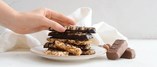 Female Hand Tasty Chocolate Cereal Bars Plate — ストック写真