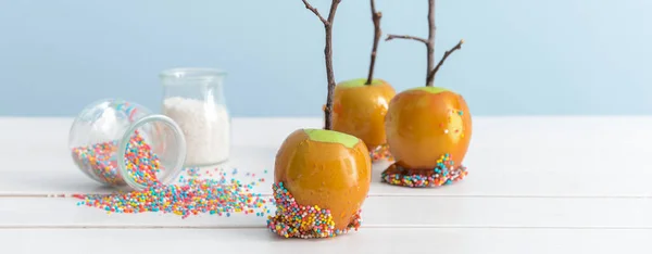 Tasty Candy Apples Sprinkles White Wooden Table — Stock Photo, Image