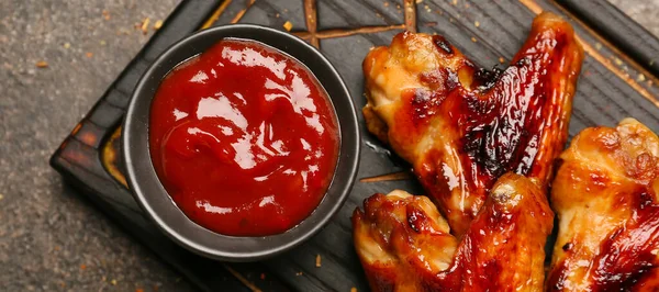 Board Roasted Chicken Wings Barbecue Sauce Bowl Dark Background — Stockfoto