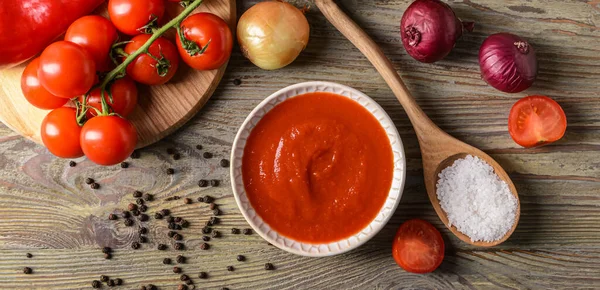 Bowl Organic Tomato Sauce Wooden Background — Φωτογραφία Αρχείου