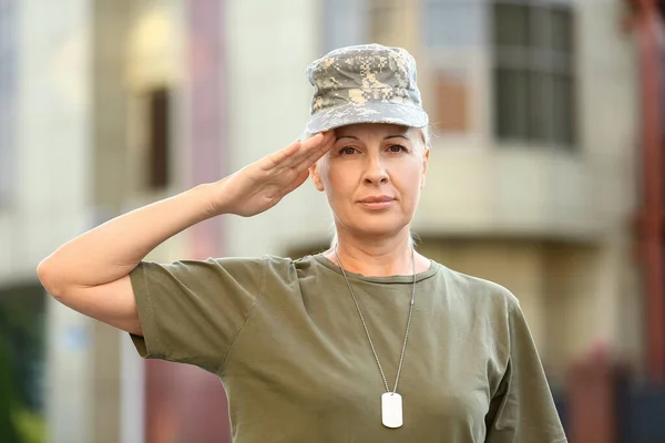Mature Female Soldier Saluting Outdoors — Stockfoto