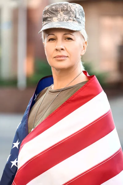 Mature Female Soldier Usa Flag Outdoors — Stockfoto
