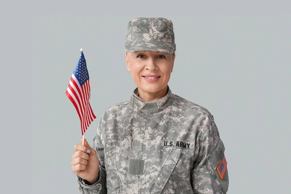 Mature Female Soldier Usa Flag Grey Background — Zdjęcie stockowe