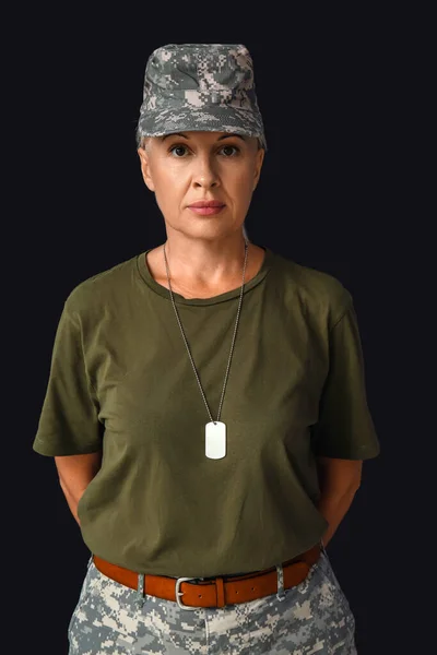 Reife Soldatin Auf Schwarzem Hintergrund — Stockfoto