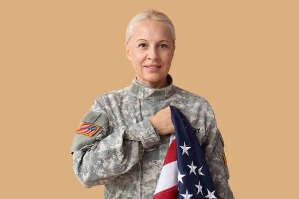 Mature Female Soldier Usa Flag Beige Background — Foto de Stock