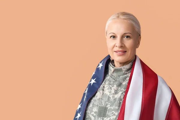Mature Female Soldier Usa Flag Beige Background — Stockfoto