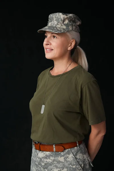 Dojrzała Kobieta Żołnierz Czarnym Tle — Zdjęcie stockowe