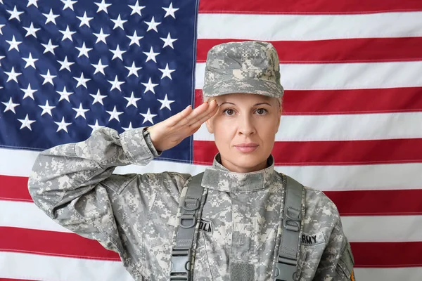 Mature Female Soldier Saluting Usa Flag — Photo