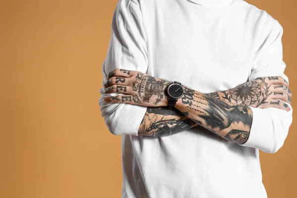 Young Tattooed Man White Sweater Brown Background — Fotografia de Stock