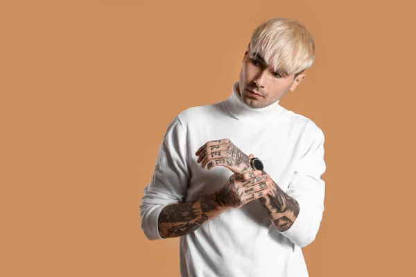 Young Tattooed Man White Sweater Brown Background —  Fotos de Stock