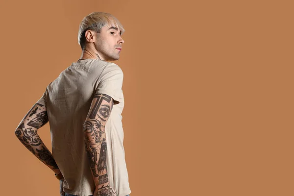 Young Tattooed Man Beige Shirt Brown Background — Stock fotografie