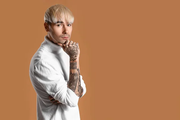 Young Tattooed Man White Sweater Brown Background — Photo