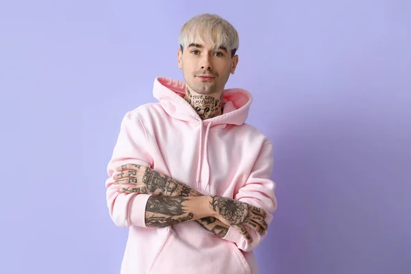 Young Tattooed Man Pink Hoodie Lilac Background — Stock fotografie