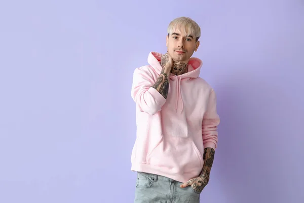 Young Tattooed Man Pink Hoodie Lilac Background — Photo