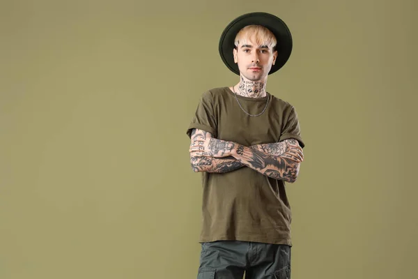 Young Tattooed Man Hat Green Background — Stock fotografie