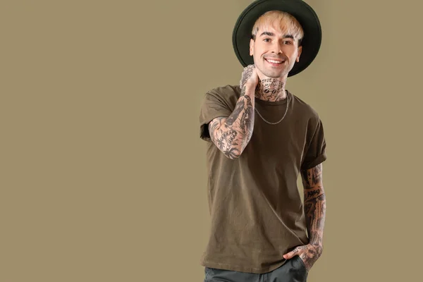 Young Tattooed Man Hat Green Background — Zdjęcie stockowe