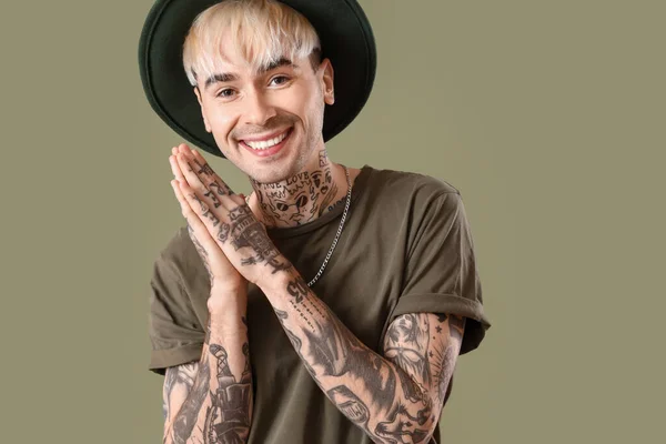 Young Tattooed Man Hat Green Background — 图库照片