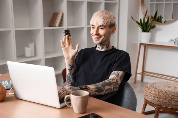 Young Tattooed Man Video Chatting Laptop Home — Stock Photo, Image