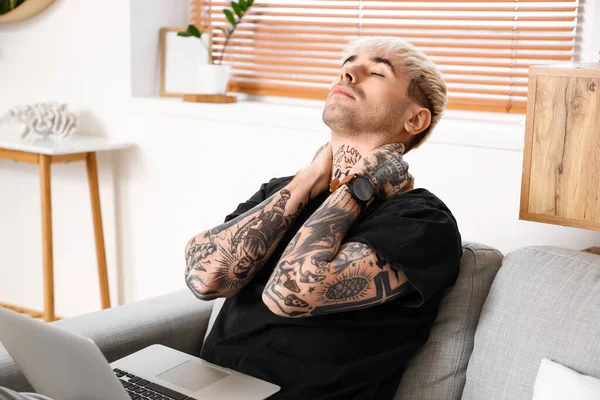 Young Tattooed Man Laptop Relaxing Sofa Home — Stockfoto