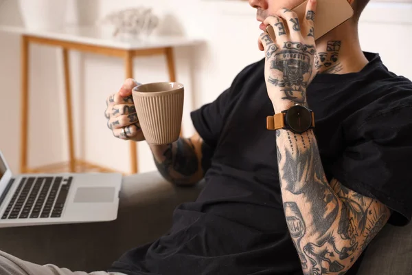 Young Tattooed Man Cup Coffee Laptop Talking Mobile Phone Home — Stock Photo, Image