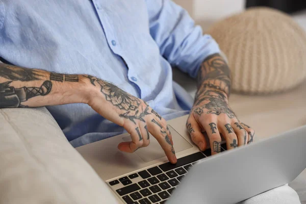 Young Tattooed Man Using Laptop Sofa Home Closeup — Stock Photo, Image