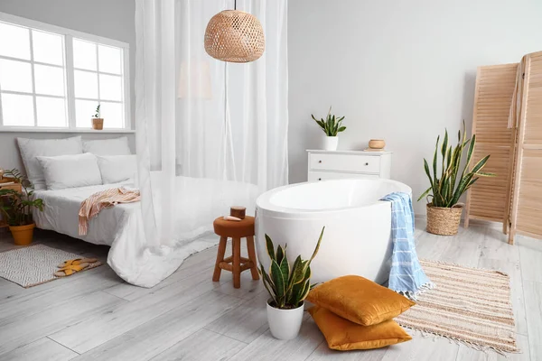 Interior Kamar Tidur Ringan Dengan Bak Mandi Dan Tanaman Rumah — Stok Foto