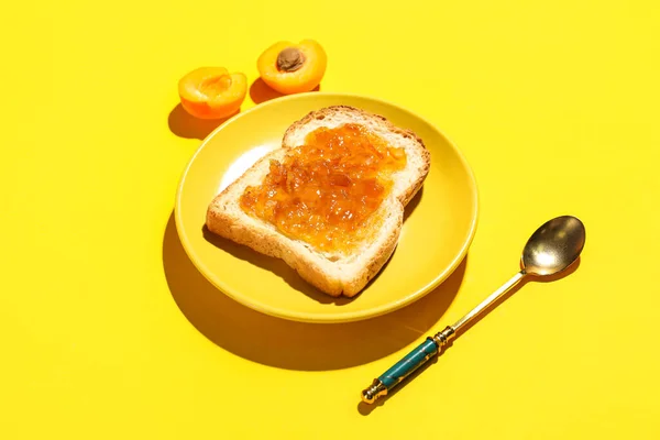 Plate Delicious Toast Apricot Jam Yellow Background — Fotografia de Stock