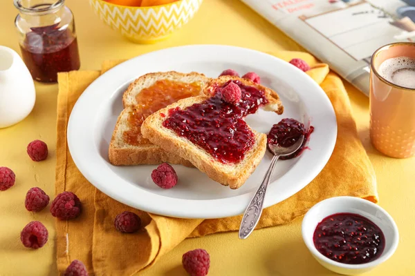 Plate Tasty Toasts Apricot Raspberry Jam Yellow Background Closeup — Fotografia de Stock