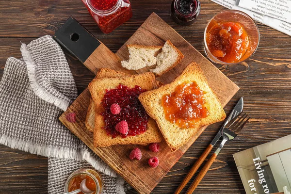 Board Tasty Toasts Apricot Raspberry Jam Dark Wooden Background — Stock Photo, Image