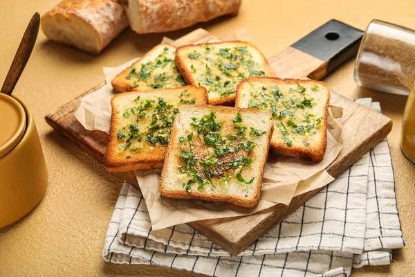 Wooden Board Slices Toasted Garlic Bread Color Background — 스톡 사진