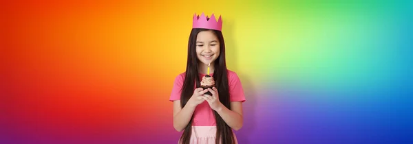Cute Little Asian Girl Birthday Cupcake Rainbow Background — стокове фото